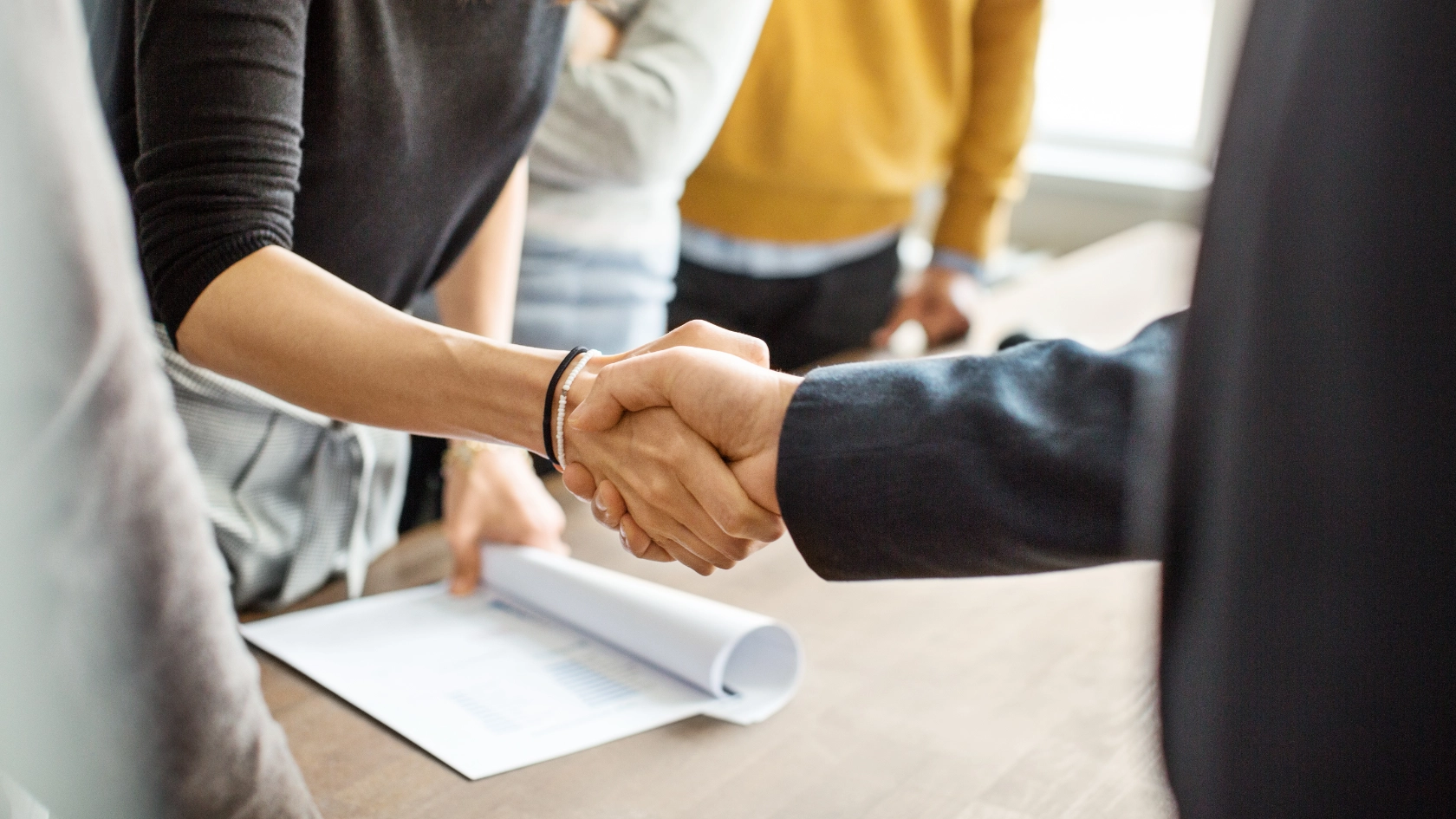 Symbolbild Empfang Hände schütteln Büro