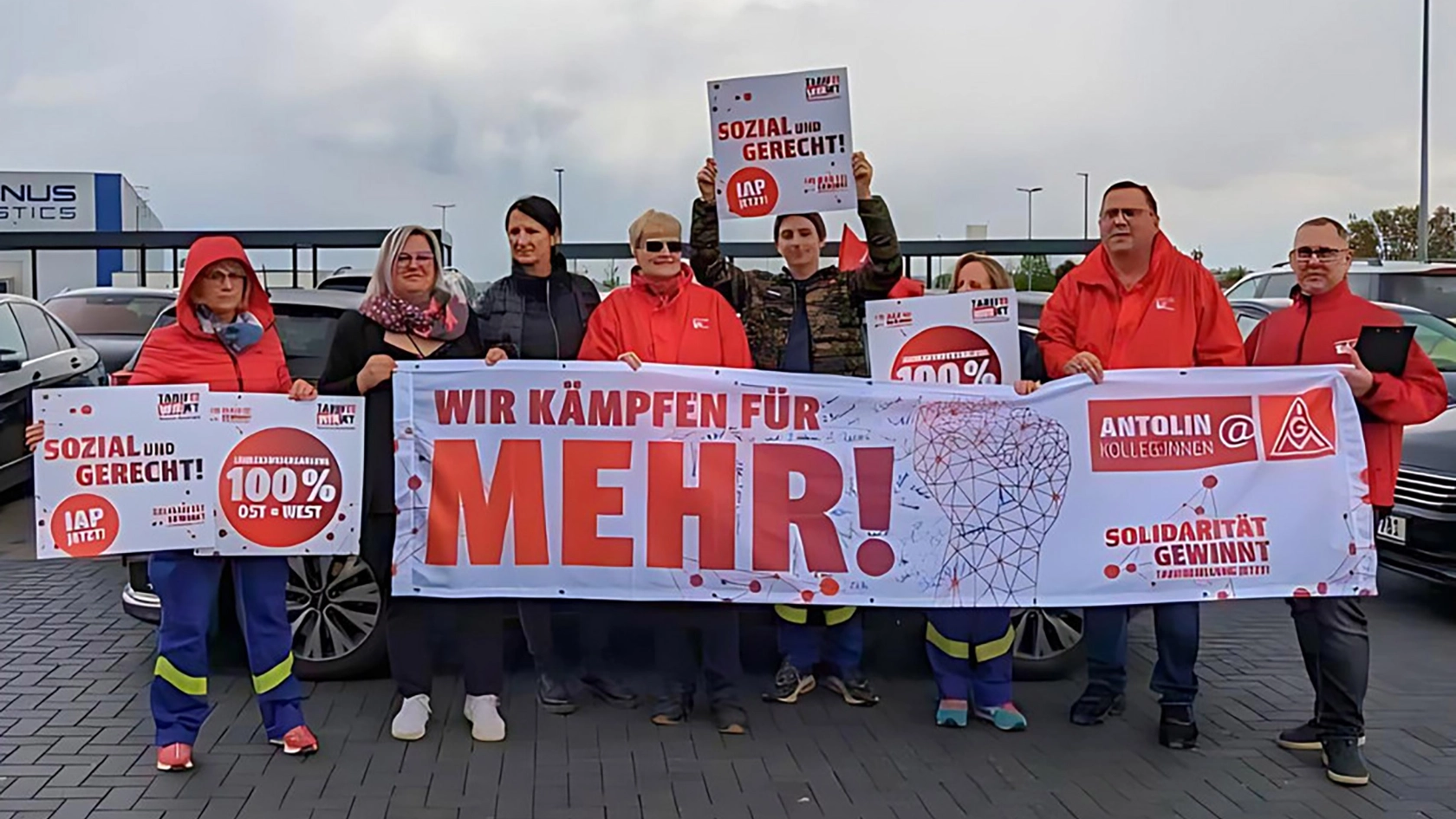 Beschäftigte der ostdeutschen Textilindustrie, darunter u.a. Kolleginnen und Kollegen von Adient und Antolin, bei einer betrieblichen Aktion am 17. April 2024 in Meerane.