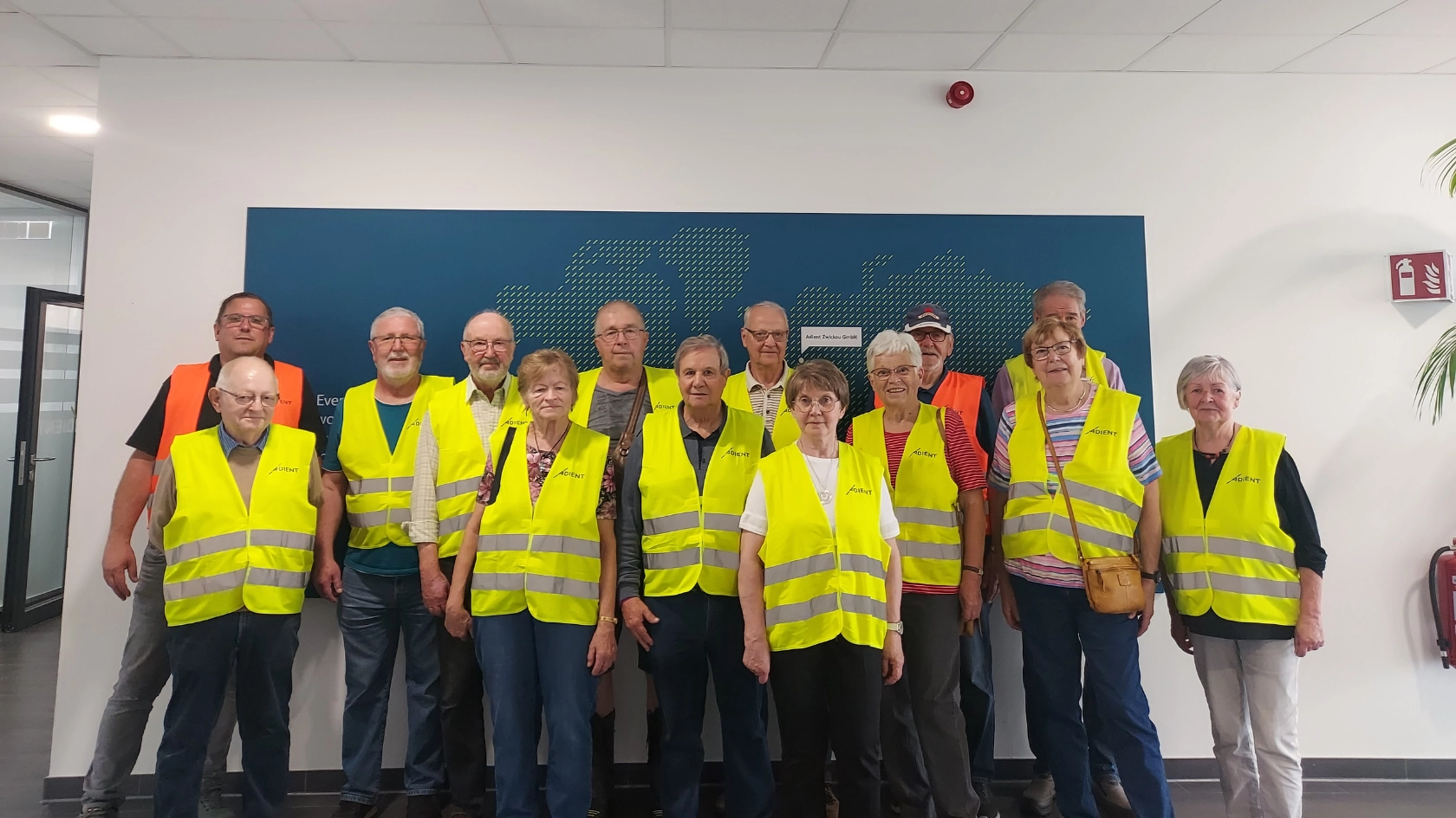 Betriebsrundgang bei Adient mit Warnweste und Sicherheitsüberschuhen