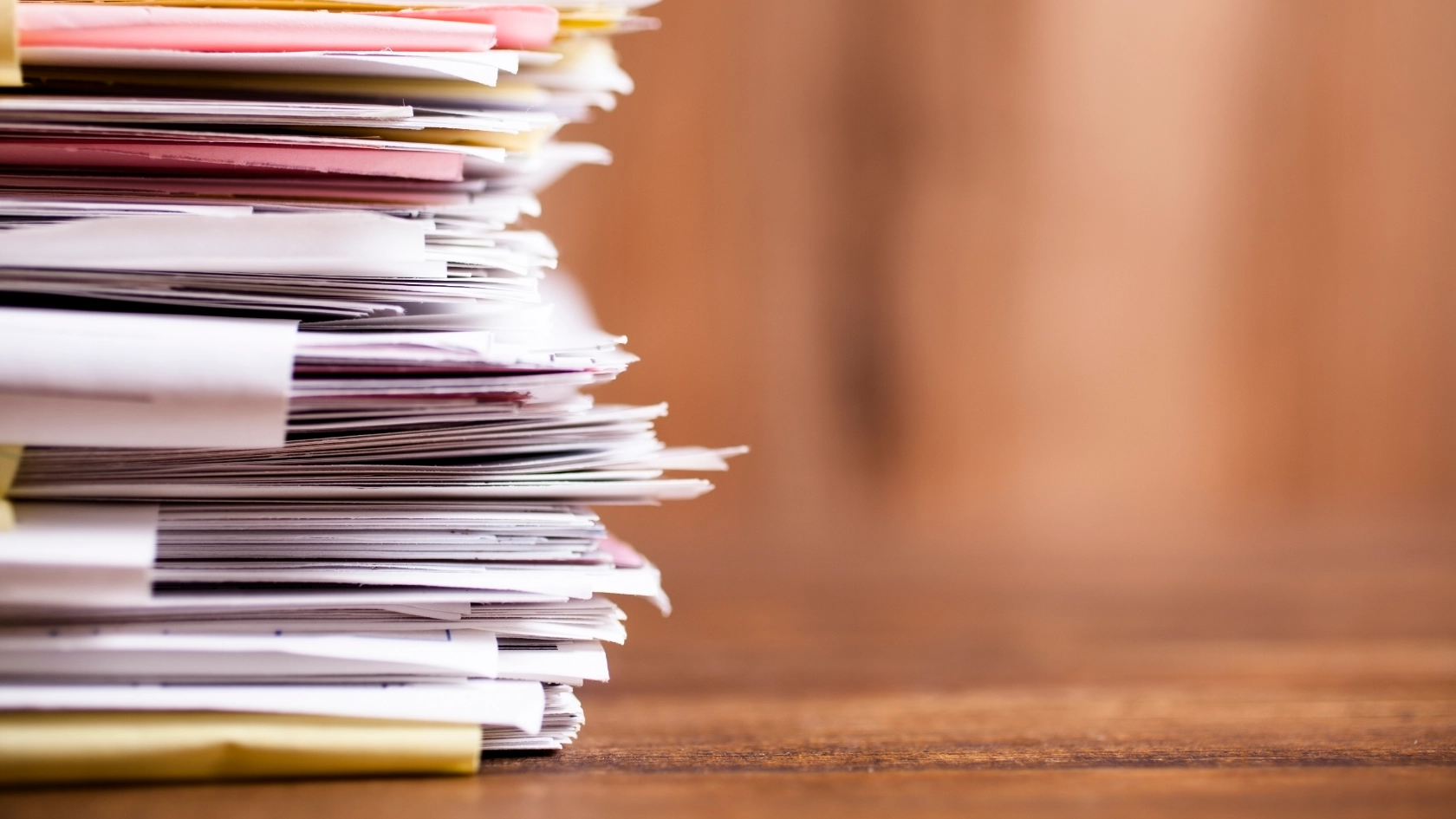 Symbolbild Papier Aktenstapel Büro