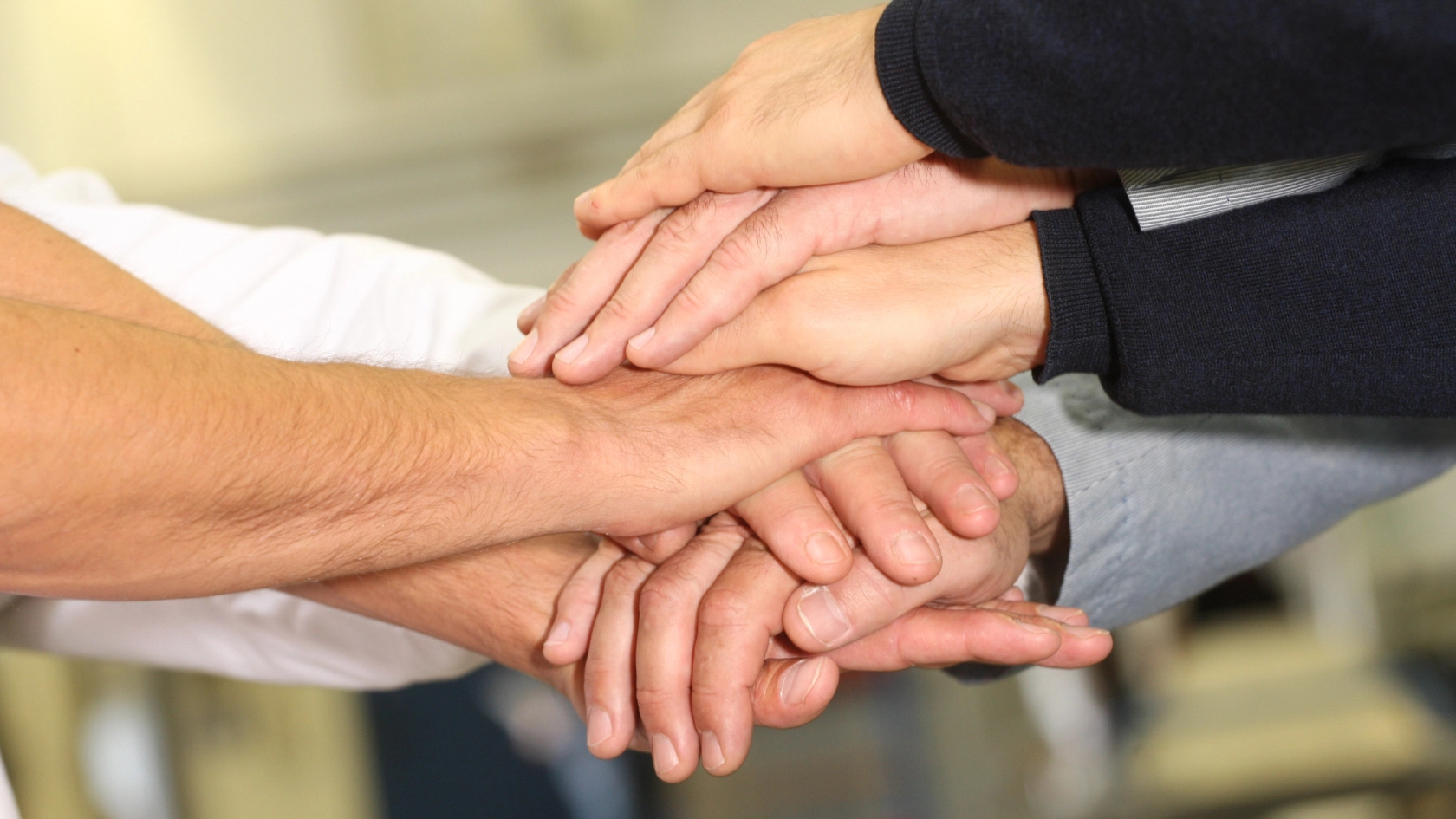 Symbolbild Zusammenhalt Hände Team Miteinander