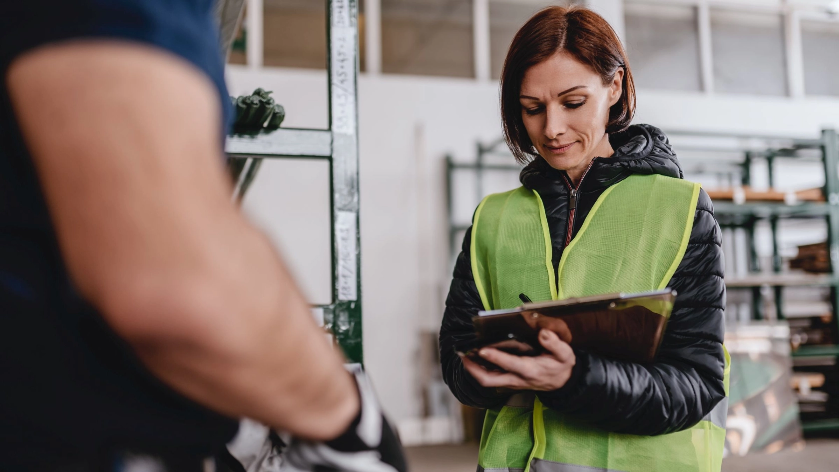 Arbeitnehmerin prüft Bestand in einem Lager