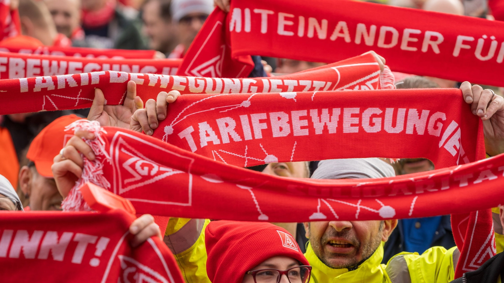 Beschäftigte machen zur Metall-Tarifrunde 2024 mit Warnstreik Druck für ihre Forderungen