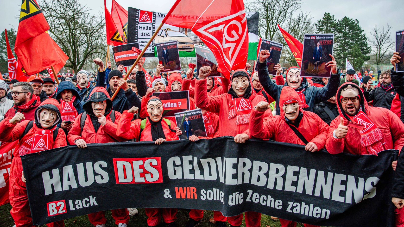 Beschäftigte von VW demonstrieren in Wolfsburg vor der 4. Tarifverhandlung 