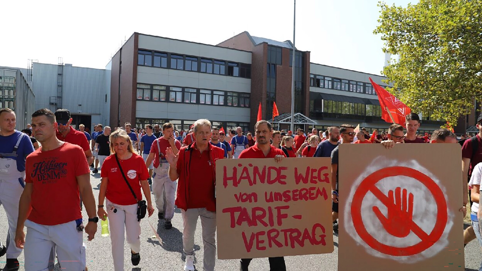 Hände weg von unseren Tarifverträgen - Protest bei Betriebsversammlung im Zwickauer Fahrzeugwerk Anfang September.