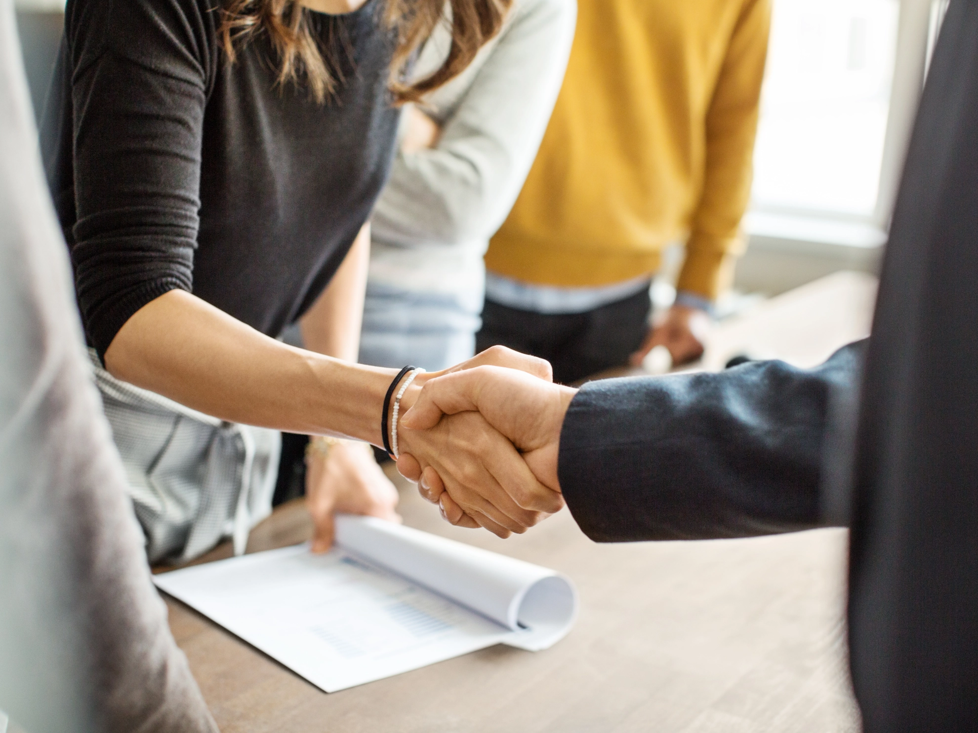 Symbolbild Empfang Hände schütteln Büro