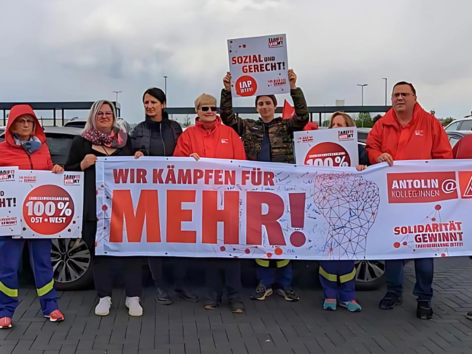 Beschäftigte der ostdeutschen Textilindustrie, darunter u.a. Kolleginnen und Kollegen von Adient und Antolin, bei einer betrieblichen Aktion am 17. April 2024 in Meerane.