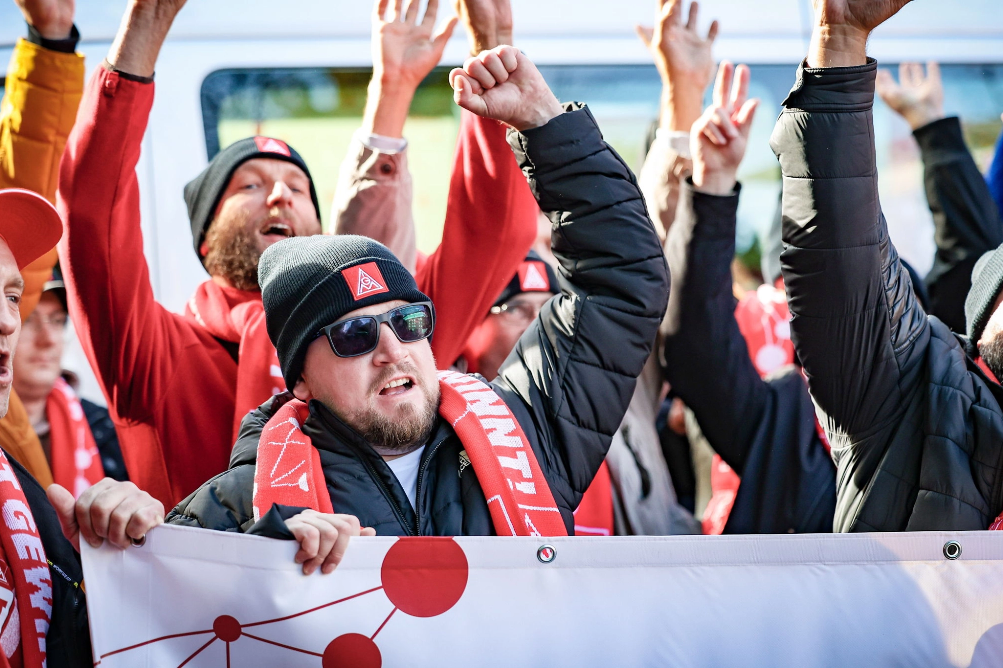 Beschäftigte demonstrieren in Münster zur zweiten Verhandlungsrunde in der Metall-Tarifrunde 2024.