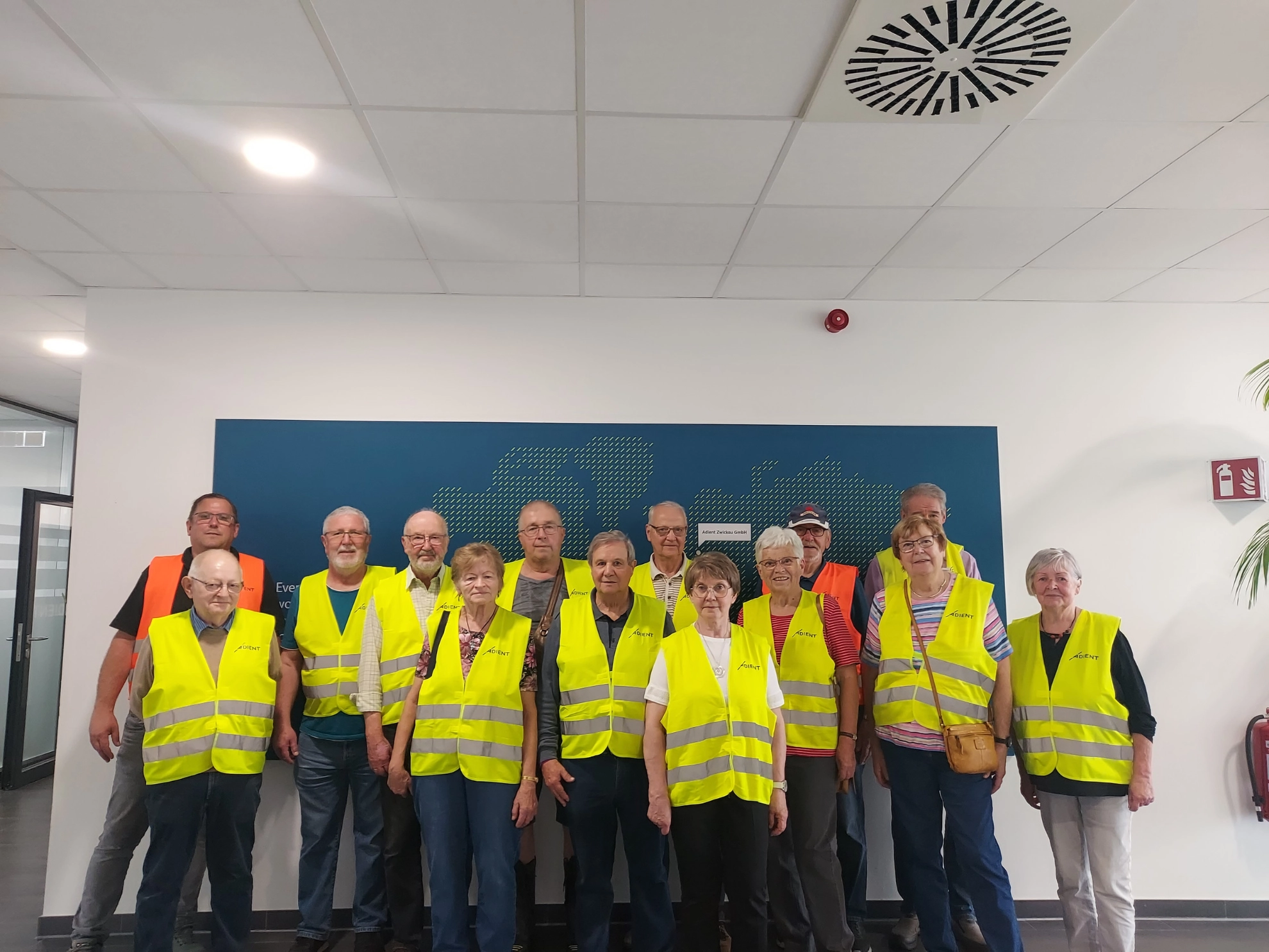 Betriebsrundgang bei Adient mit Warnweste und Sicherheitsüberschuhen
