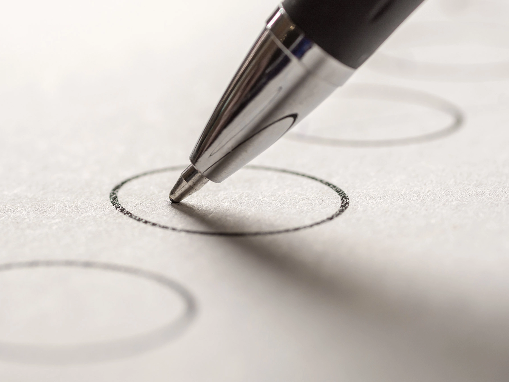 Nahaufnahme eines Kugelschreibers bei einer Wahl