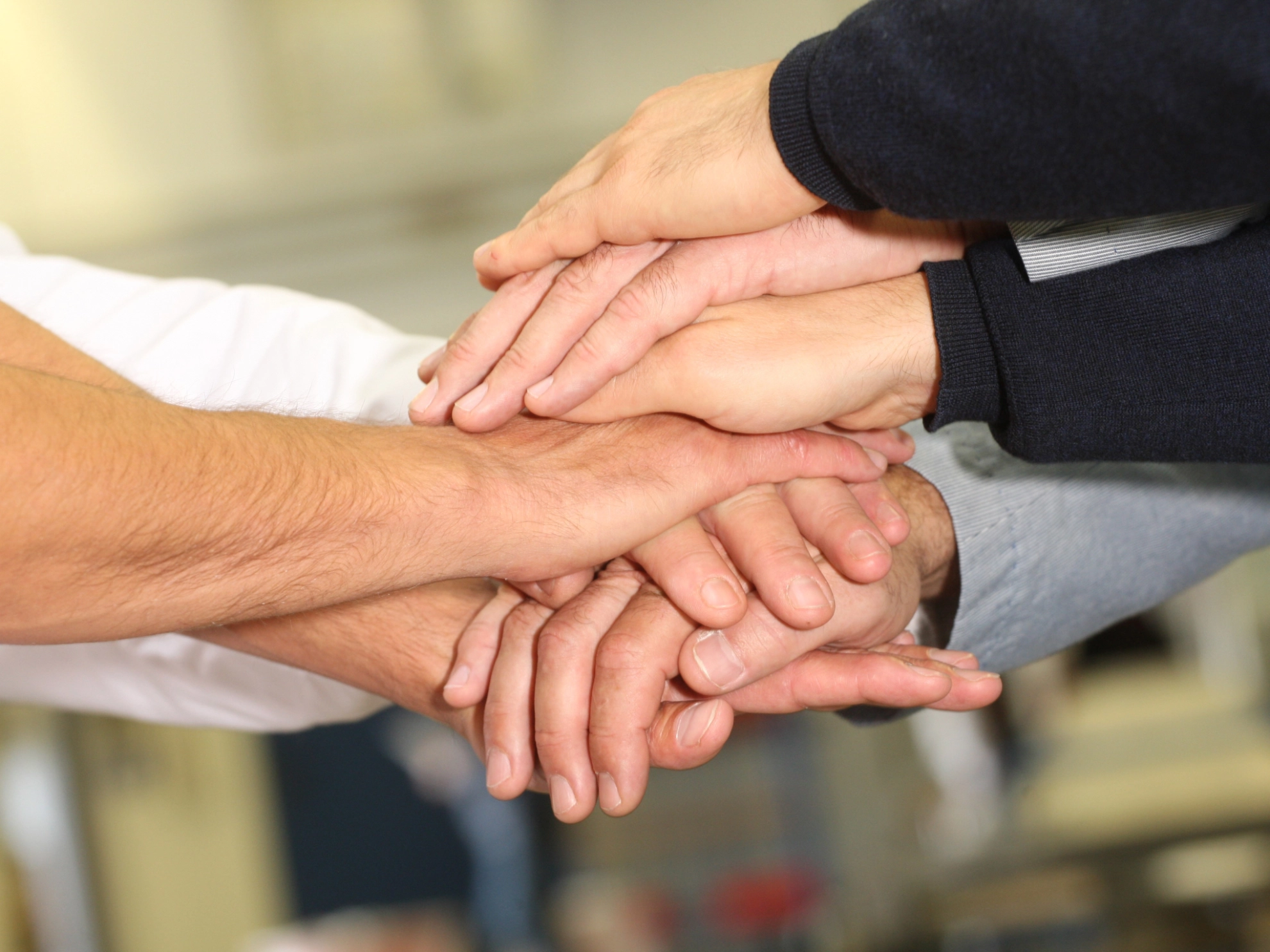 Symbolbild Zusammenhalt Hände Team Miteinander