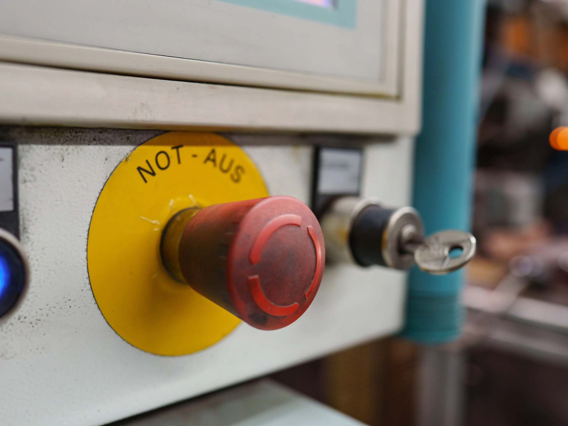 Ein Not-Aus Schalter bei AVO Carbon in Frankfurt am Main