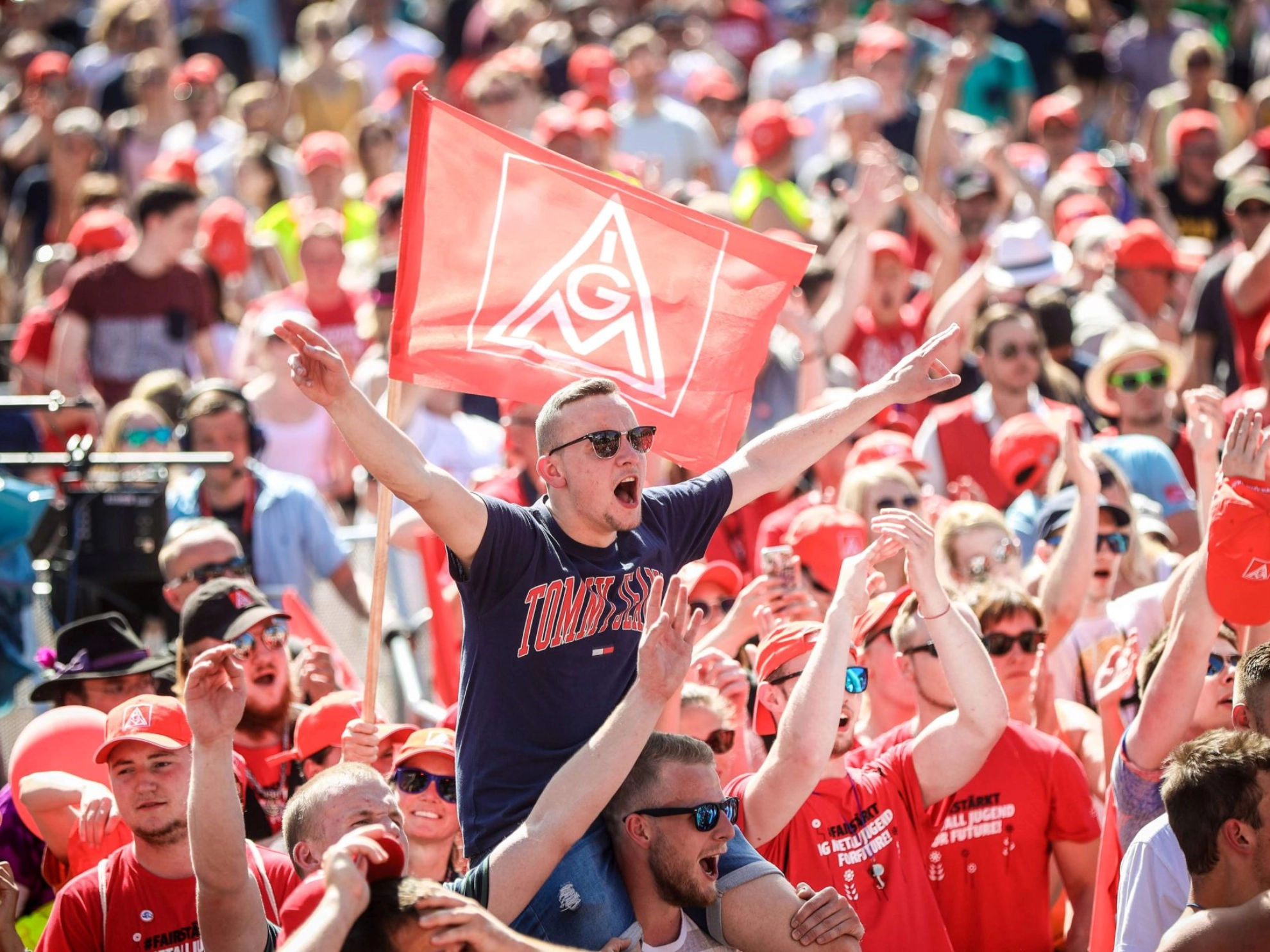 junger Metaller demonstriert lautstark auf der FairWandel-Kundgebung