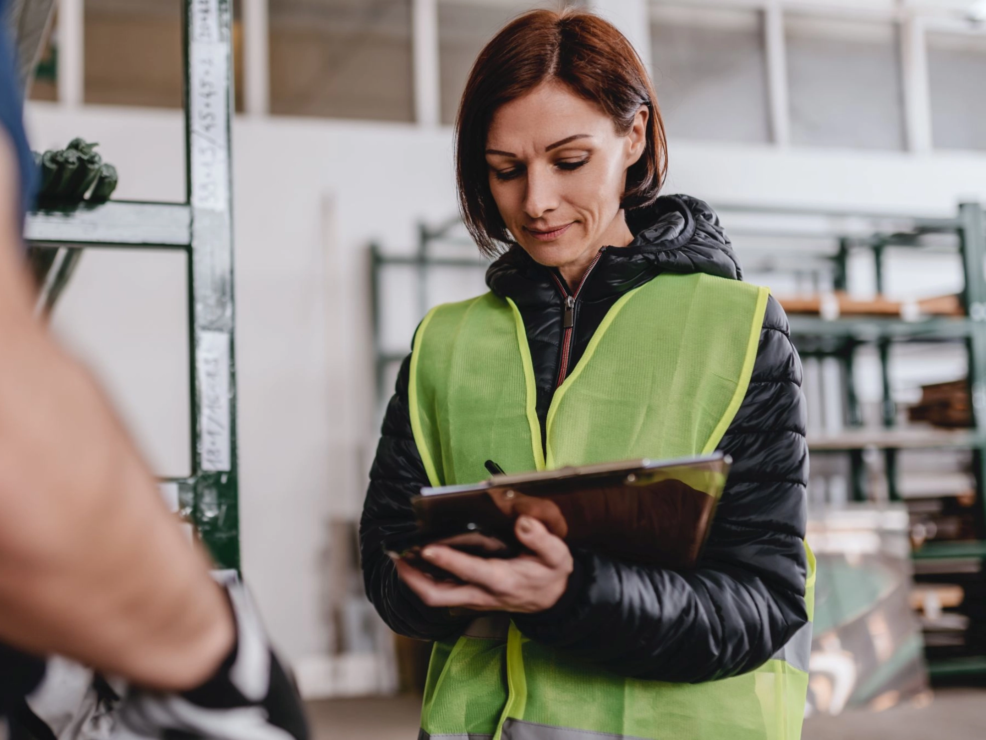 Arbeitnehmerin prüft Bestand in einem Lager