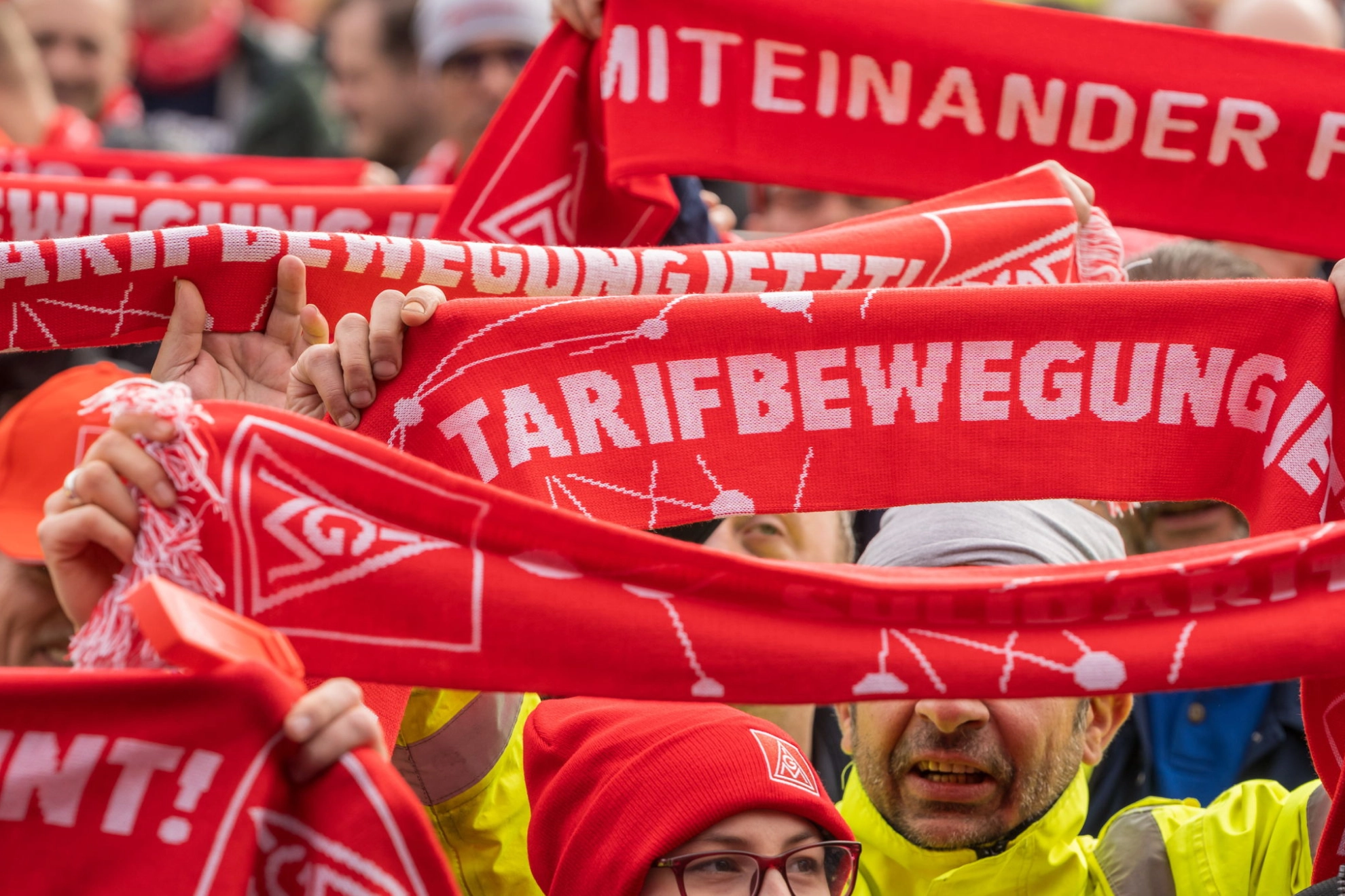 Beschäftigte machen zur Metall-Tarifrunde 2024 mit Warnstreik Druck für ihre Forderungen