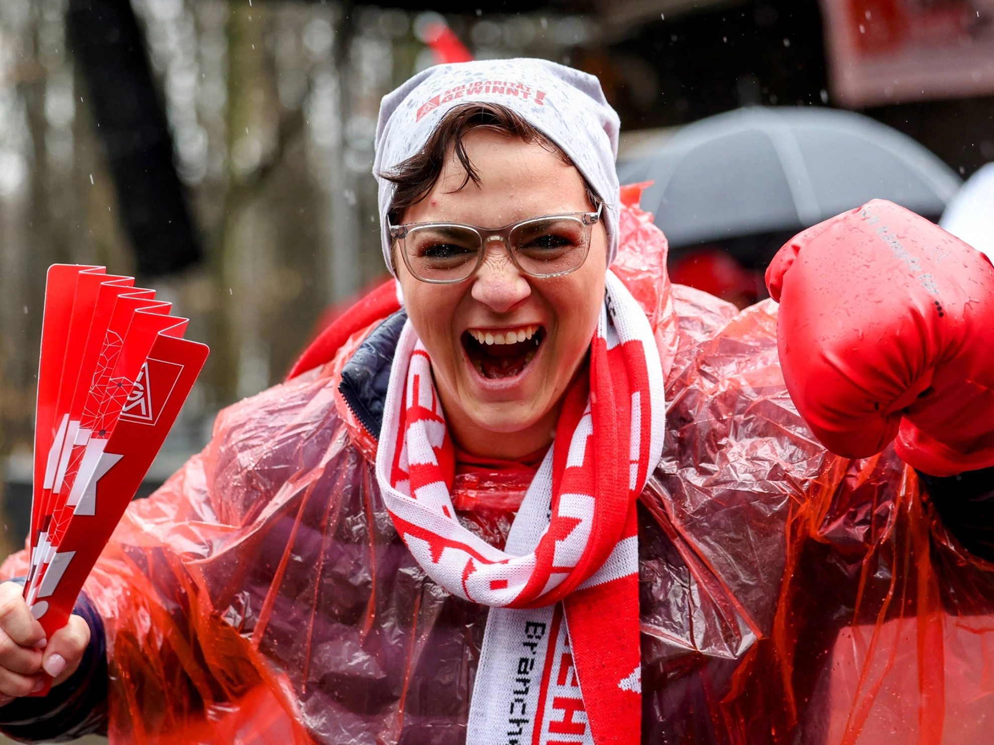 Beschäftigte während einem Warnstreik in der Textil-Tarifrunde West 2023