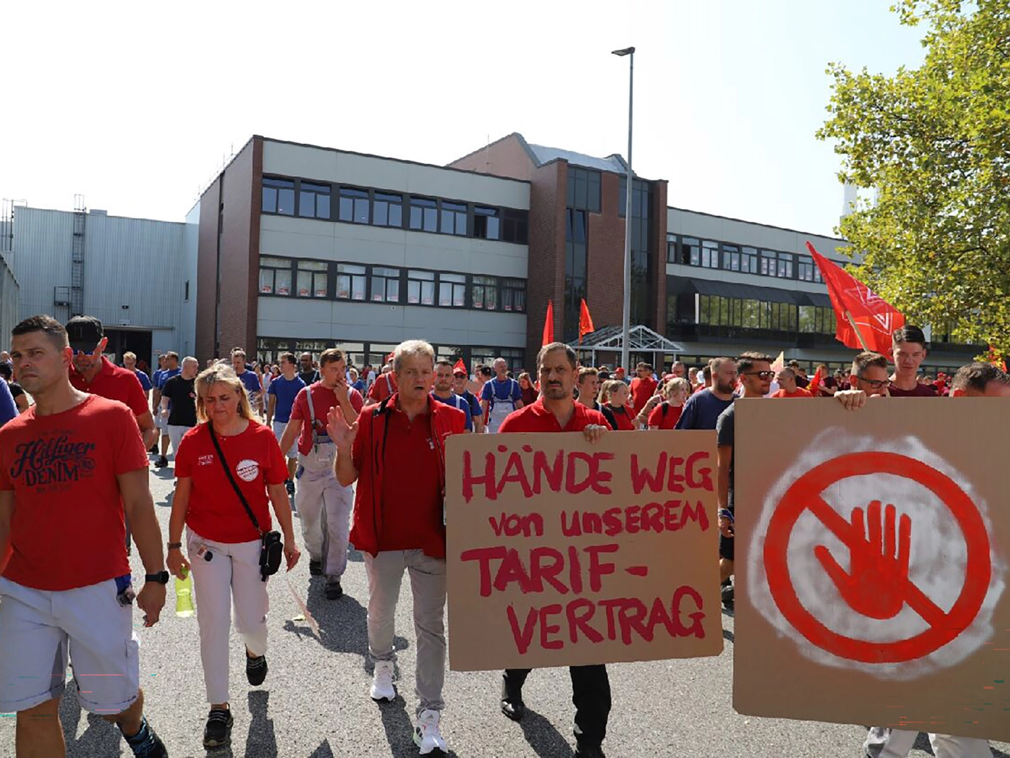 Hände weg von unseren Tarifverträgen - Protest bei Betriebsversammlung im Zwickauer Fahrzeugwerk Anfang September.