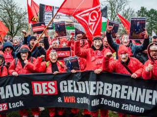 Beschäftigte von VW demonstrieren in Wolfsburg vor der 4. Tarifverhandlung 