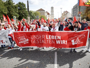 Tarifauftakt: Metallerinnen und Metaller lassen es in Potsdam krachen
