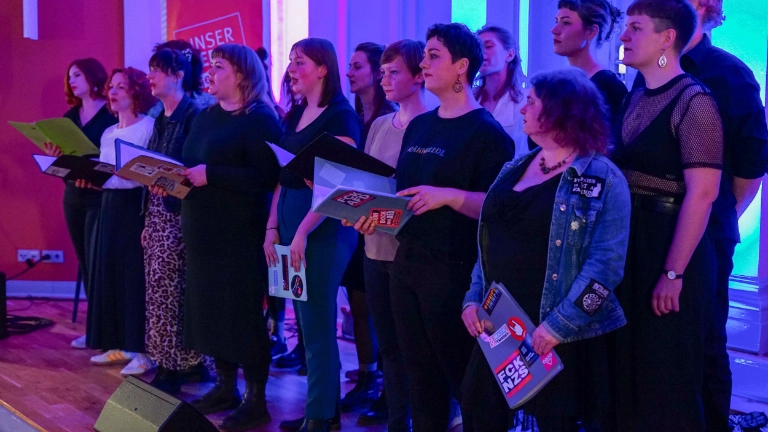 Stimmgewaltige Einweihung des neuen Gewerkschaftshauses