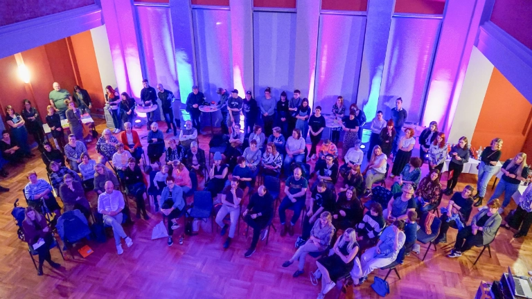 Stimmgewaltige Einweihung des neuen Gewerkschaftshauses