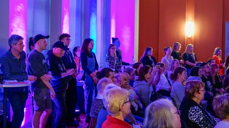 Stimmgewaltige Einweihung des neuen Gewerkschaftshauses