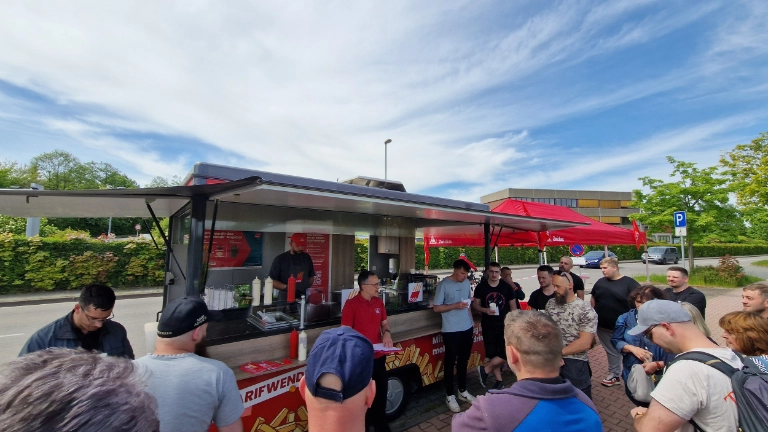 Her mit der Tarifwende: Aktive Mittagspause bei KEB