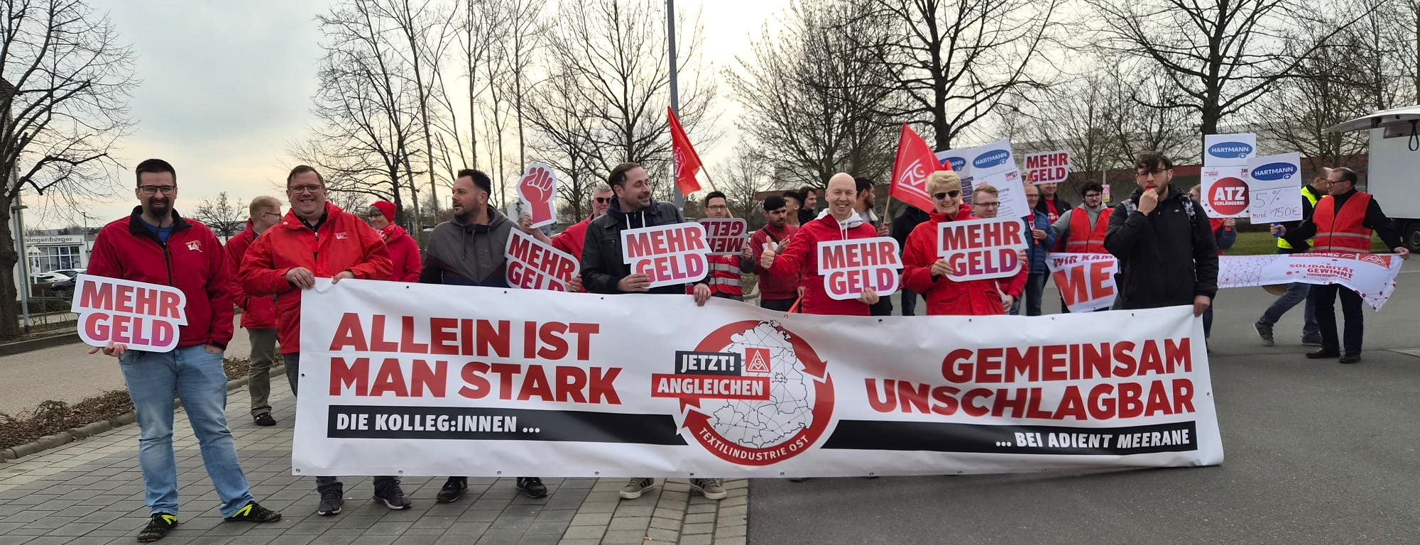 Verhandlungsbegleitende Aktion u.a. mit Kolleg*innen des Automobilzulieferers Adient am Verhandlungsort in Meerane am 24.03.2026.