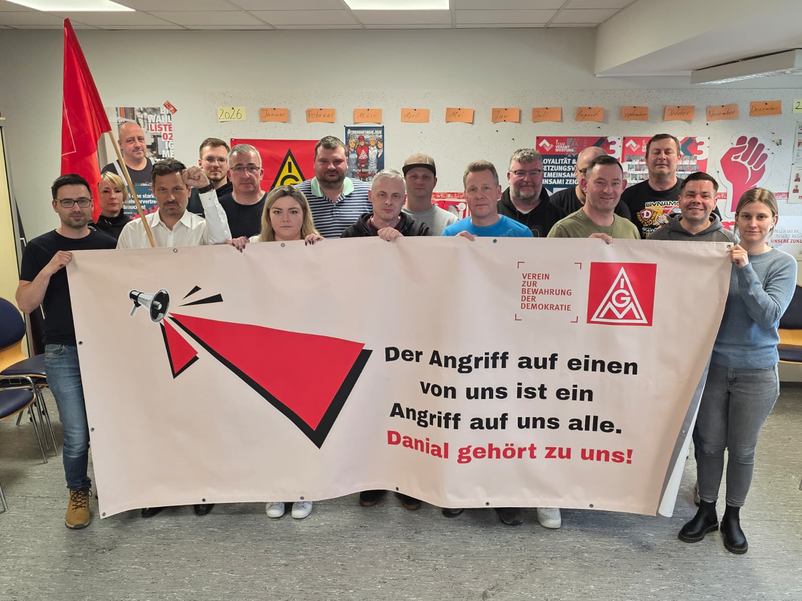 Bezieht persönlich oder im Team Stellung und stärkt Danial als einem von uns den Rücken, so wie die VKL im Zwickauer VW-Werk.